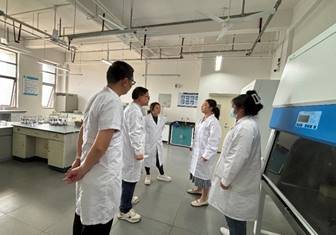 说明: 一些人站在室内AI 生成的内容可能不正确。